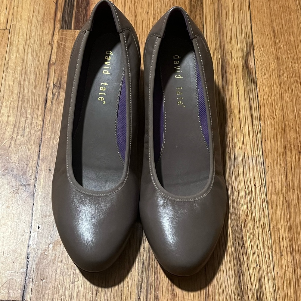 David Tate Size 8.5 Taupe Leather Block Heel Pumps Comfort Career Shoe